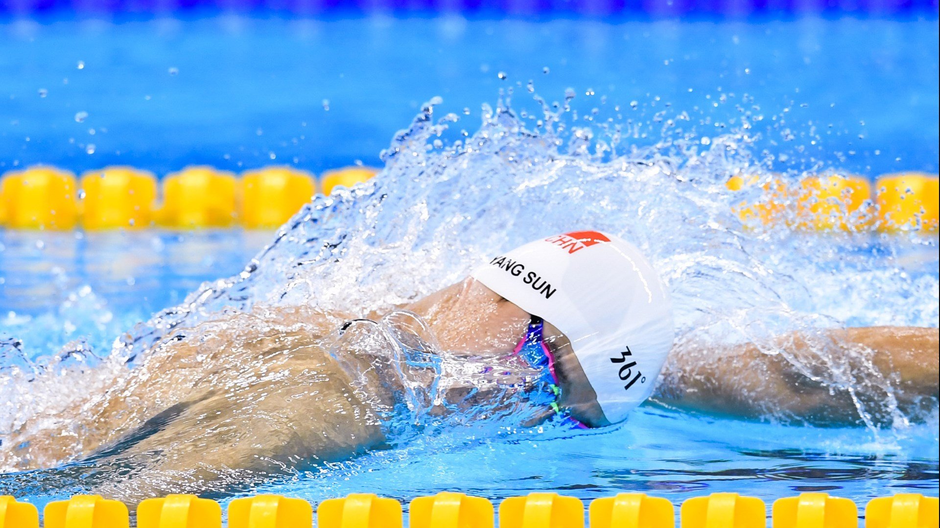 舞台越大越强，杰伦·格林在F1新赛季揭幕战之夜的跨界光芒